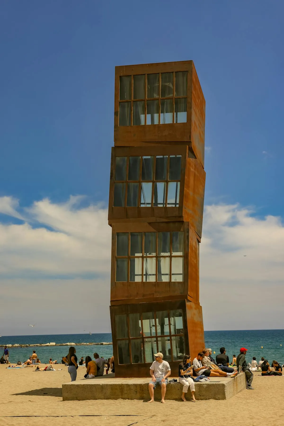 Escultura en la playa de la Barceloneta en Barcelona