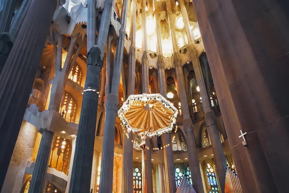 Interior da catedral decorada para o Natal