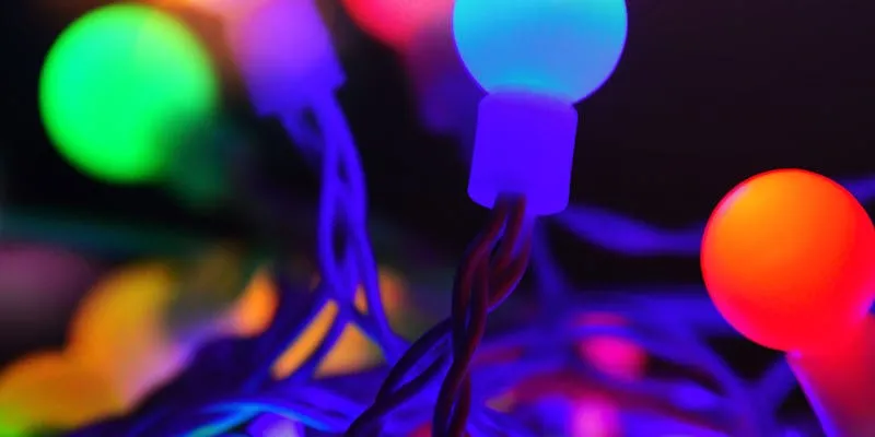 Illuminations de Noël dans une rue avec guirlandes lumineuses
