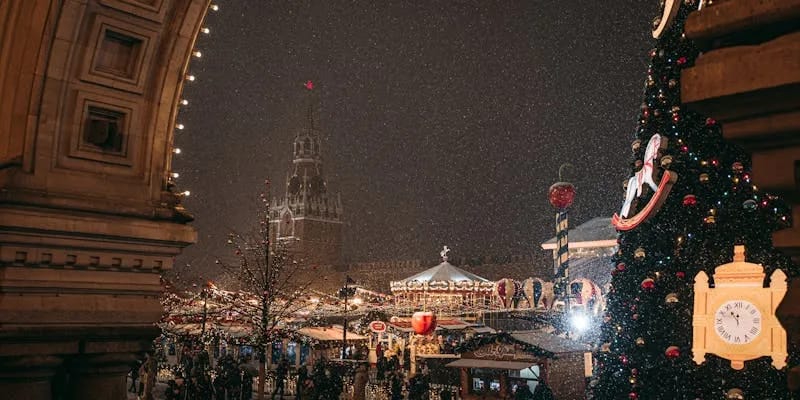 Feira natalina noturna iluminada