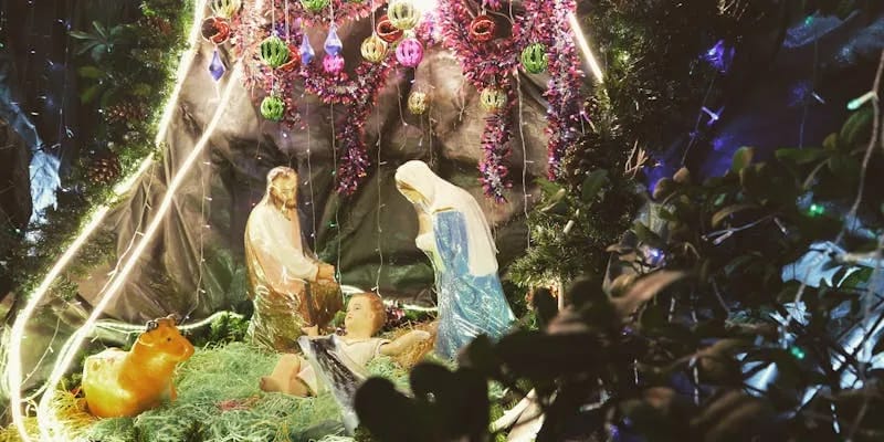Crèche de Noël avec figurines de la Nativité