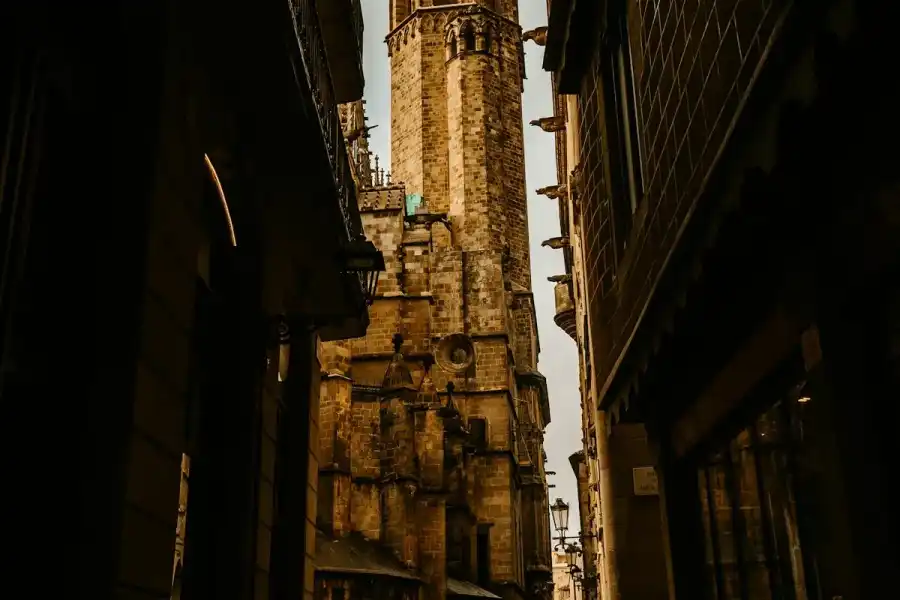 Ruelle étroite du Barri Gòtic avec le clocher de la cathédrale de Barcelone en arrière-plan