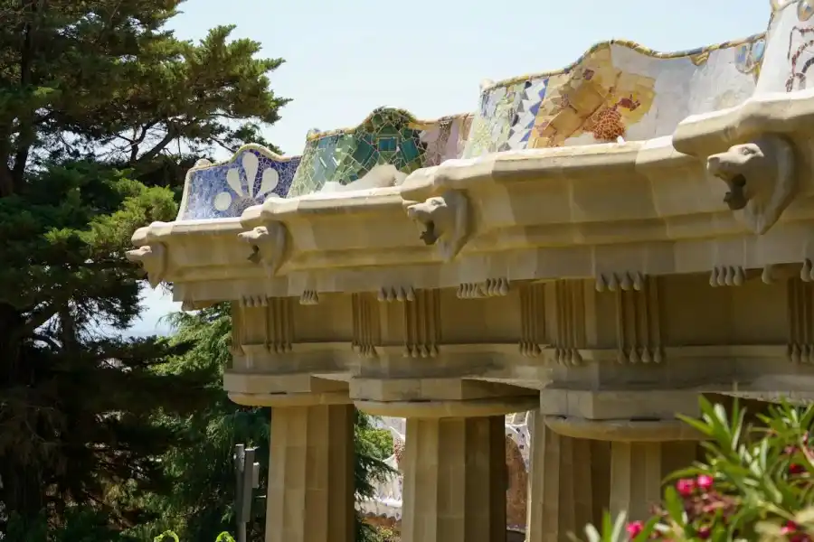 Colonnade du Parc Güell avec mosaïques trencadís de Gaudí sur le toit