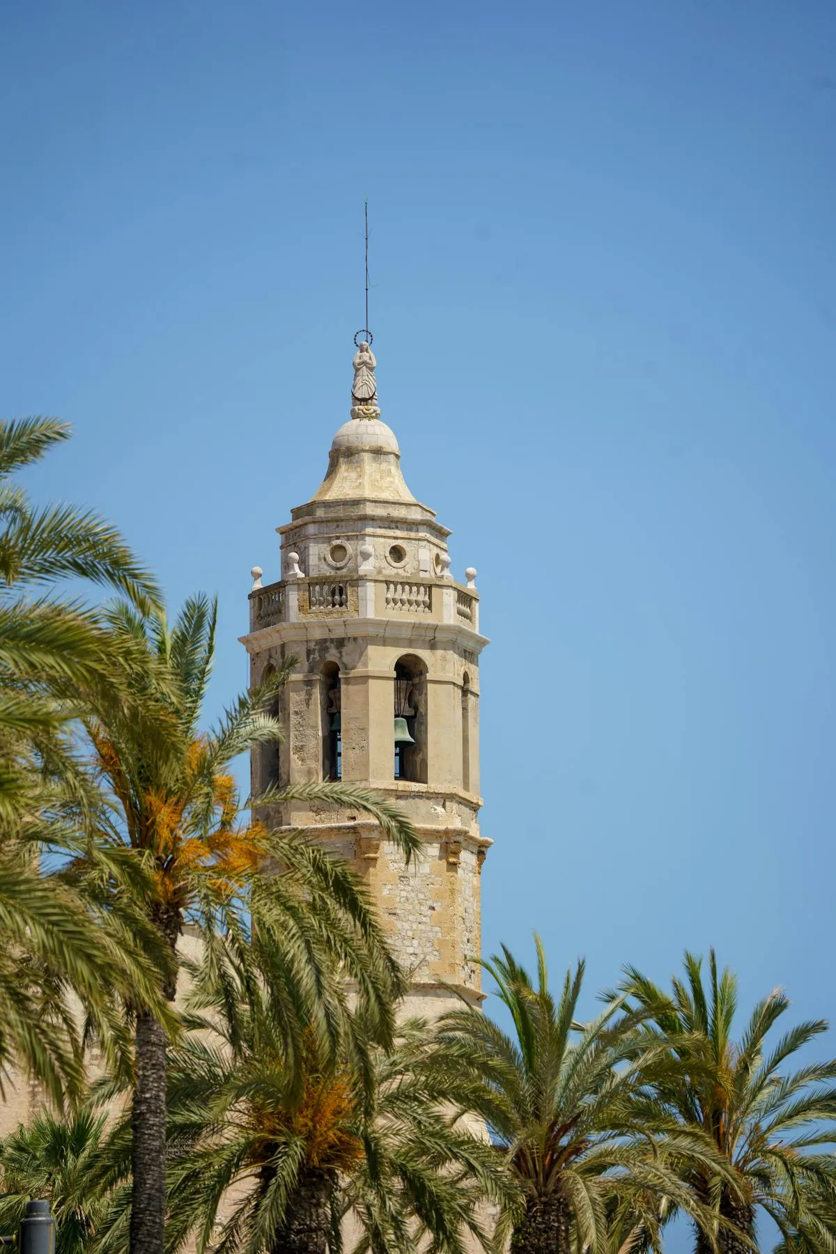 Campanário de Sitges em abril