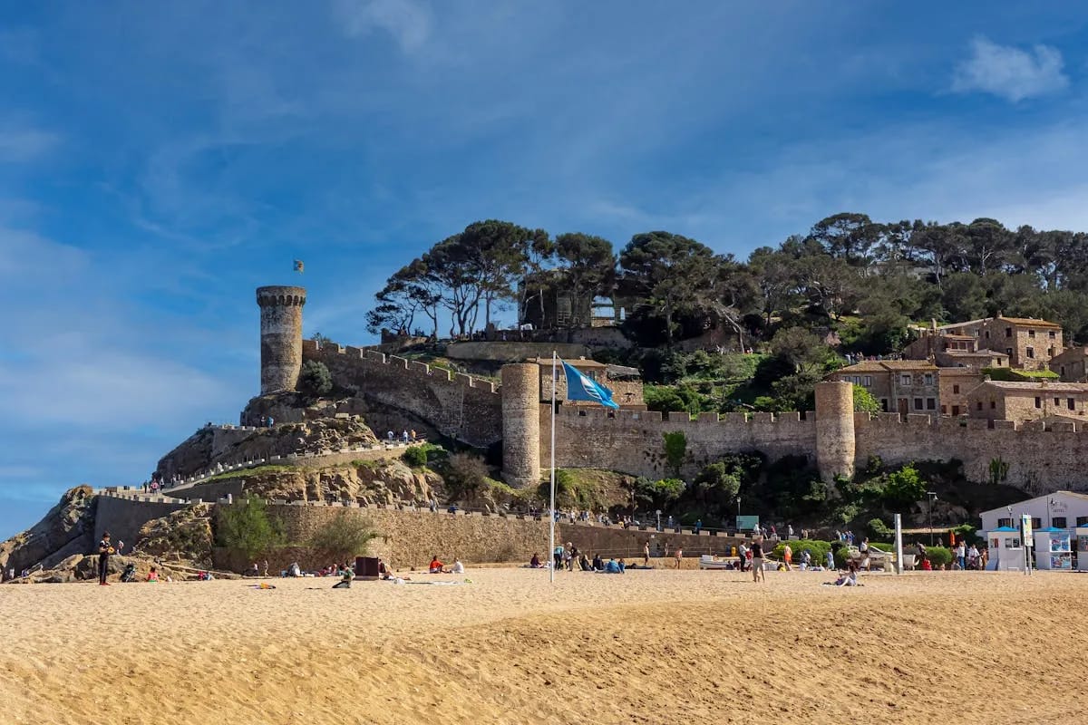 Castelo de Tossa de Mar na praia