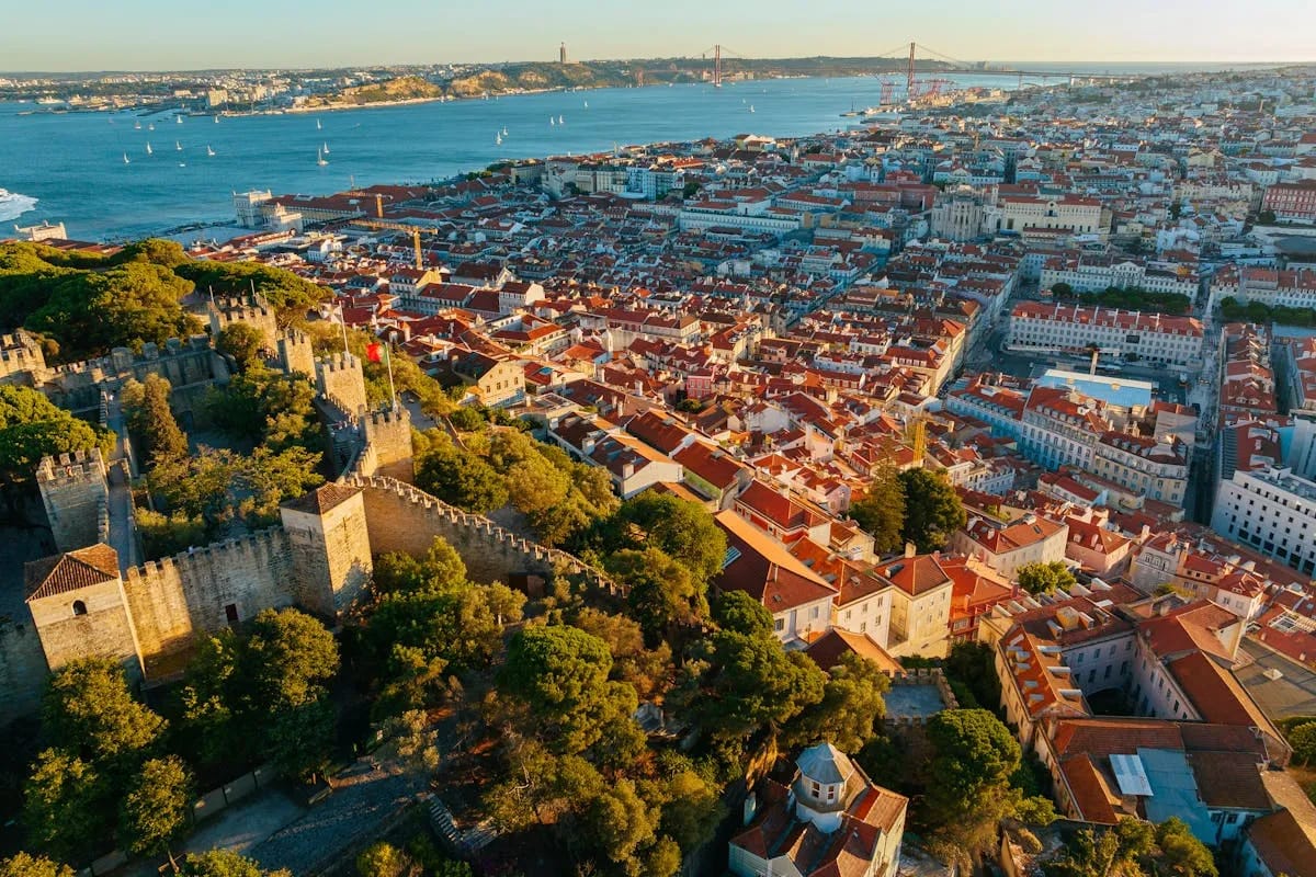 Vista panorámica desde el Castelo de São Jorge sobre los tejados de Lisboa y el Tajo