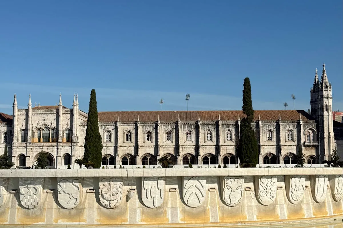 Claustro del Mosteiro dos Jerónimos en Belém con sus arcos manuelinos tallados