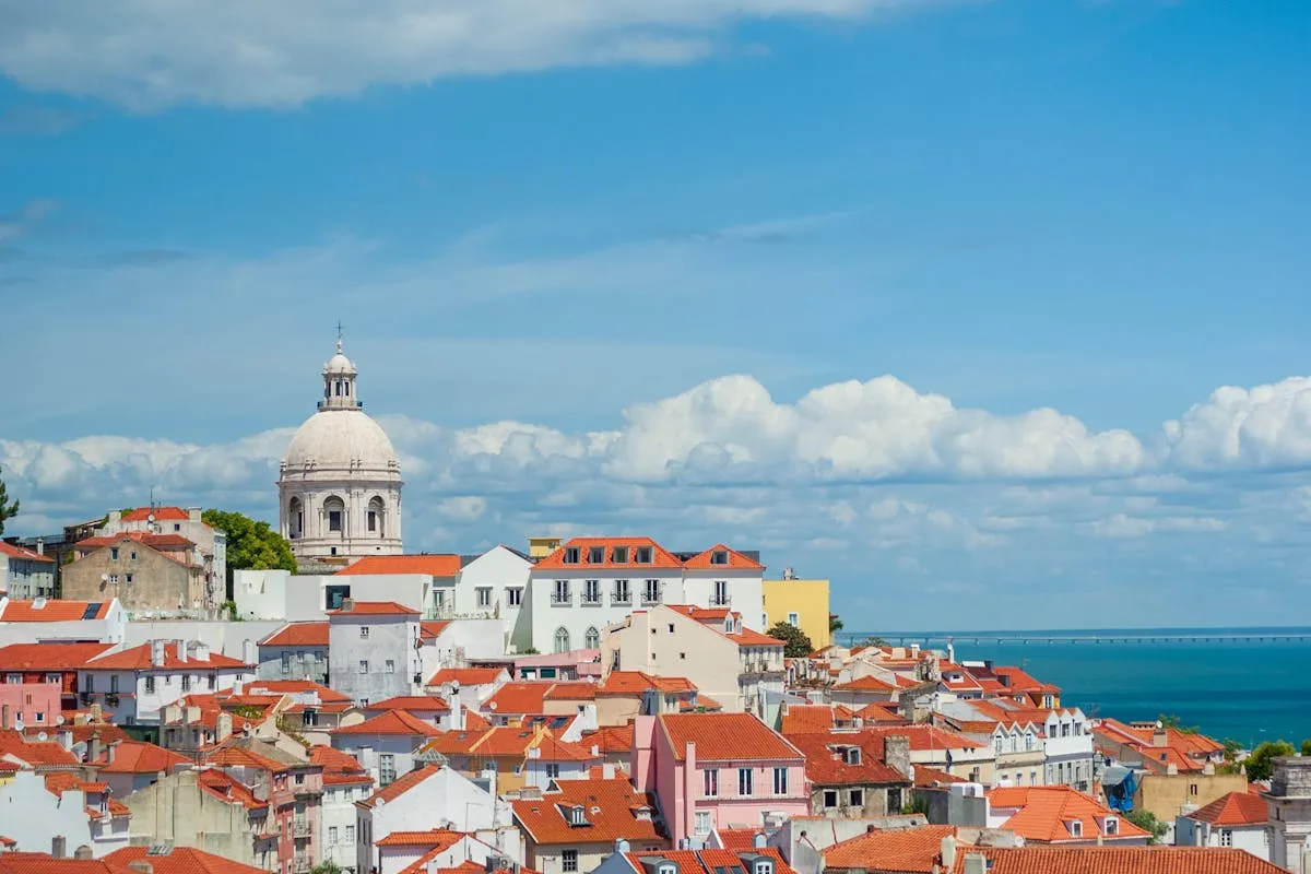 Panorama de Lisbonne au Portugal avec les toits historiques et le Panthéon national sous un ciel d'été