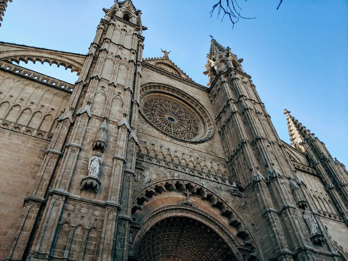 Catedral de Palma de Mallorca vista do calçadão à beira-mar