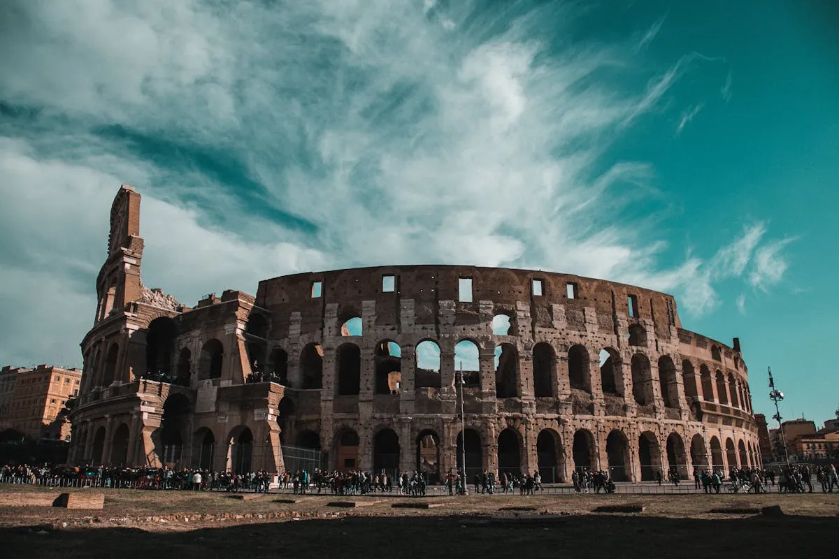 Vista interna do Coliseu de Roma com arcadas e arquibancadas