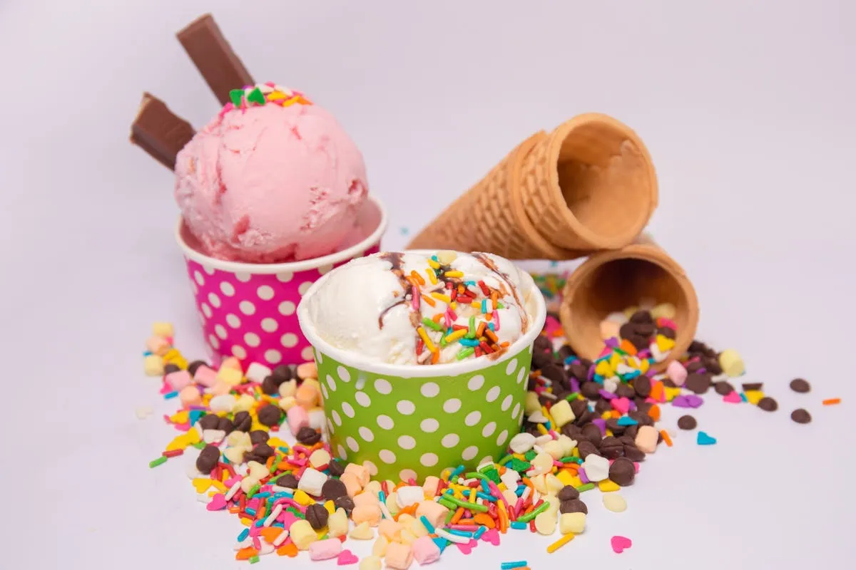 Casquinha de gelato italiano de morango e pistache numa gelateria romana