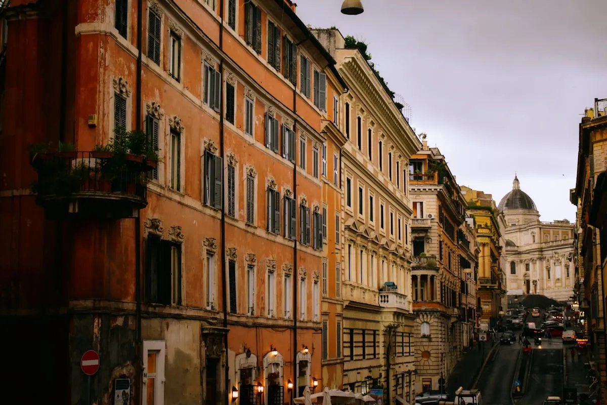 Rue historique de Rome avec architecture classique et passants