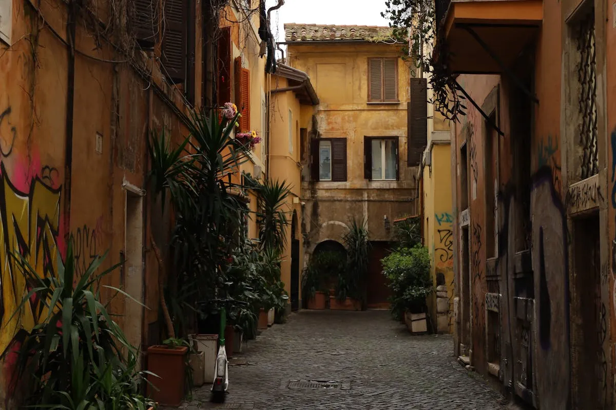 Calle empedrada del barrio Trastevere en Roma con fachadas coloridas