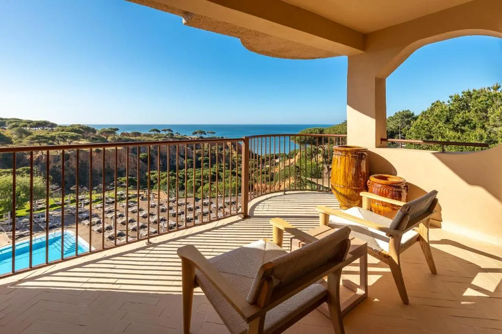 Hotel 3HB Falesia Beach nas falésias alaranjadas sobre a praia da Falésia, Algarve