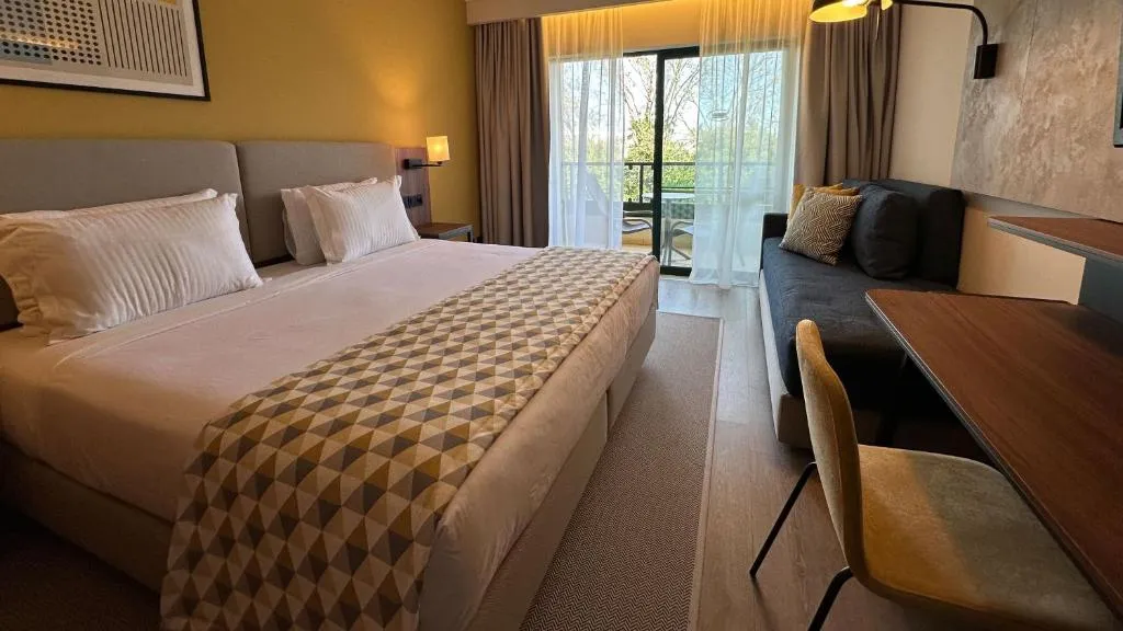 Extérieur du Holiday Inn Algarve à Albufeira avec piscine