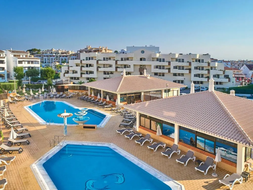 Extérieur et piscine de l'Oceanus Aparthotel à Olhos d'Água, Algarve