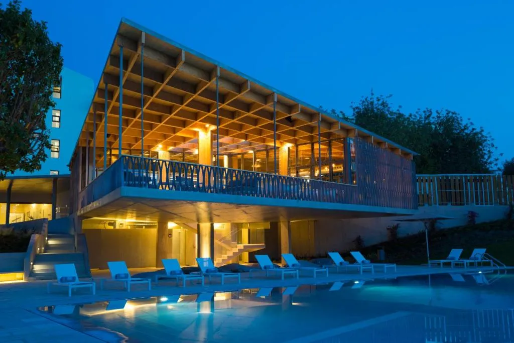 Fachada e jardim do OZADI Tavira Hotel em Tavira no Algarve