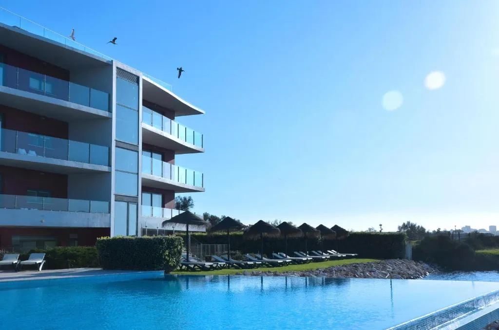 Vista do Agua Hotels Riverside desde o rio Arade em Ferragudo