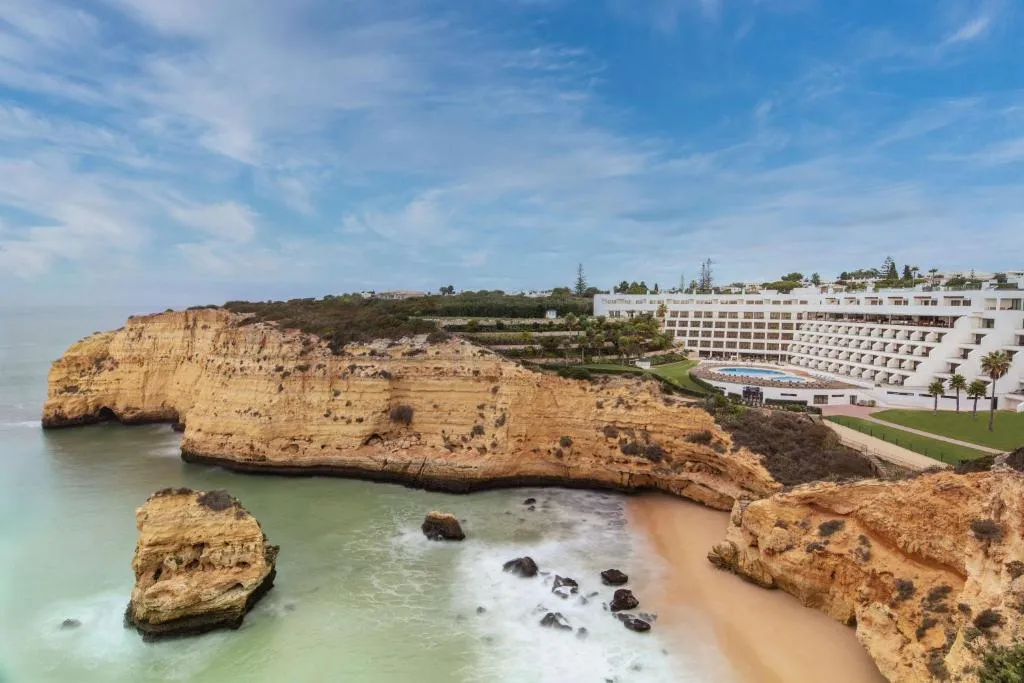 Exterior do Tivoli Carvoeiro na borda da falésia com piscina infinita e vista para o Atlântico