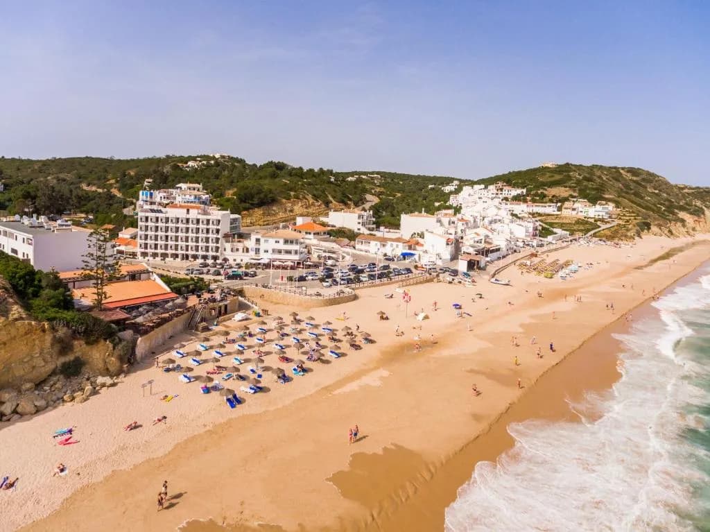 Extérieur du Salema Beach Hotel face à Praia da Salema, Algarve