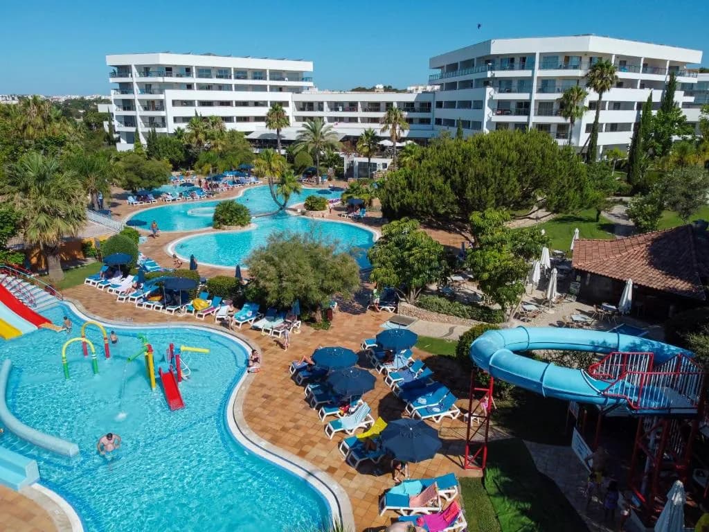 Facade de l'hotel Alfagar Aparthotel a Santa Eulalia-Balaia, Algarve