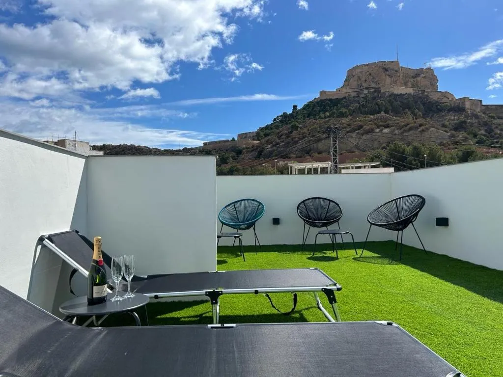 Apart-hotel Happy Life - 5-star hotel in Calle de Trafalgar, Alicante - photo 1