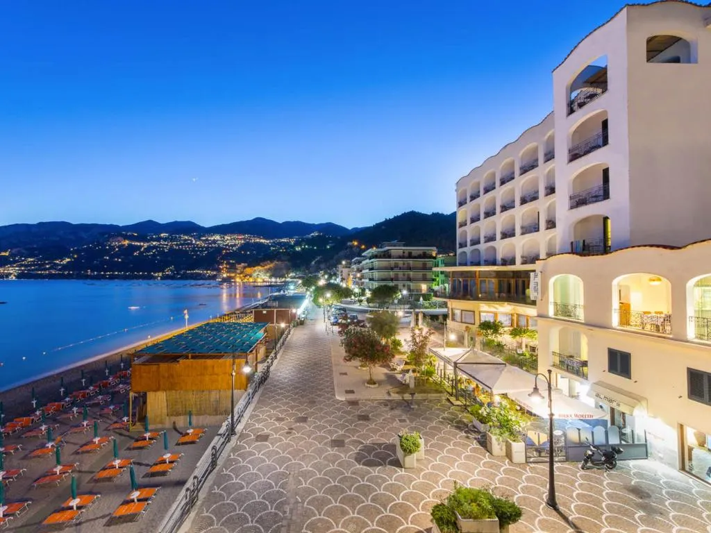Hotel Sole Splendid - Hotel de 4 estrellas en Maiori beachfront, Amalfi Coast - photo 1