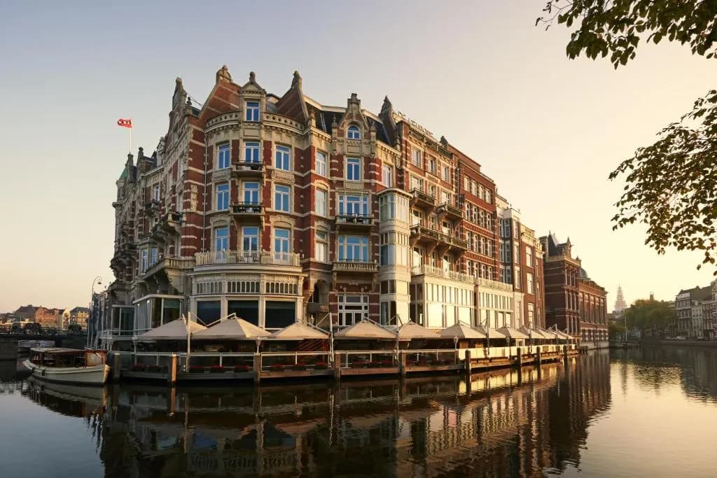 Façade du De L'Europe Amsterdam sur le fleuve Amstel