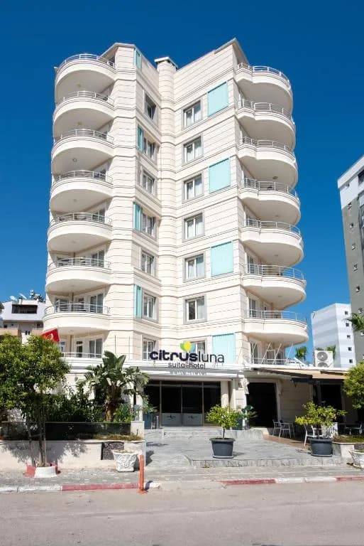 Piscina e jardim do Citrus Luna Suite Hotel em Konyaalti
