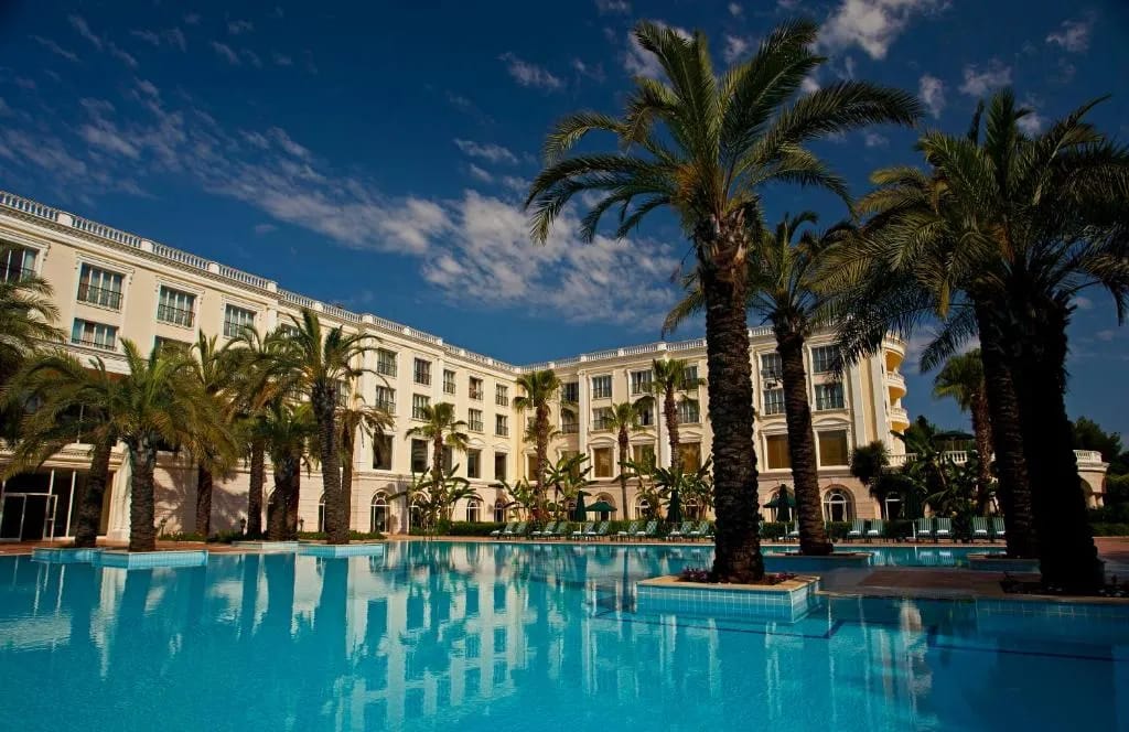 Complexo de piscinas exteriores do IC Hotels Airport em Antalya