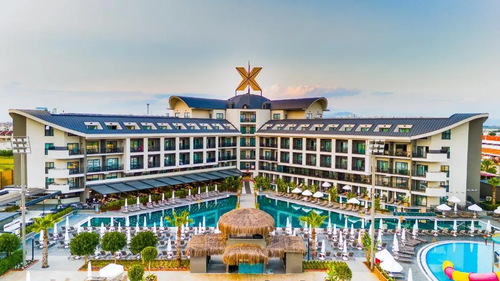 Fachada do resort e piscina no The X Belek, hotel com parque aquático em Antalya
