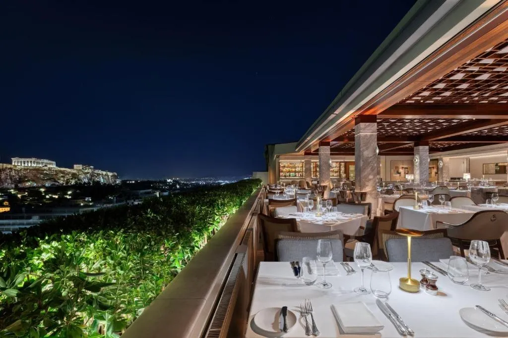 Fachada do hotel Grande Bretagne em frente à praça Syntagma em Atenas