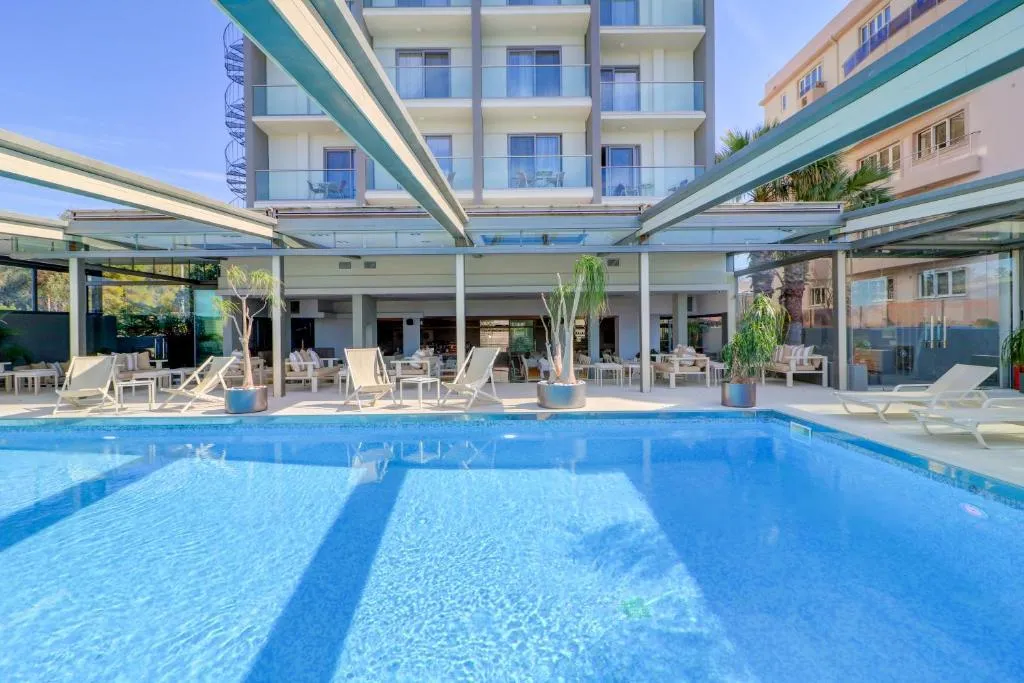 Piscine et jardin du Palace Hotel Glyfada avec vue mer