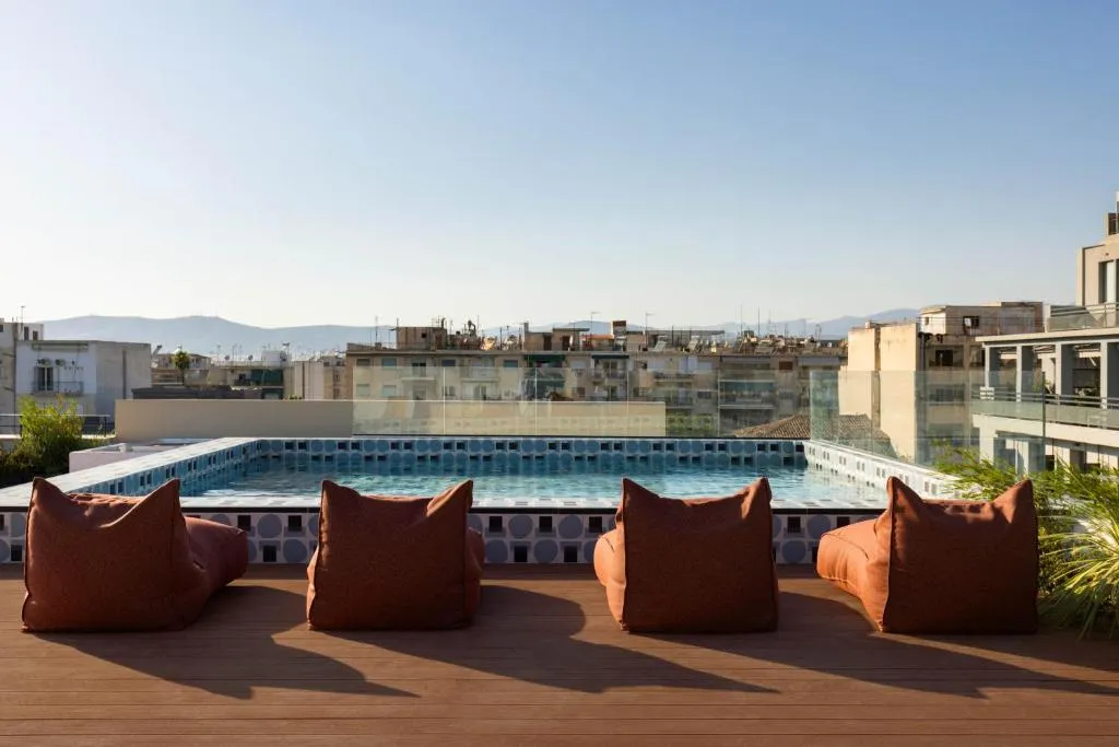 Piscina do pátio do hotel Okupa em Gazi Atenas