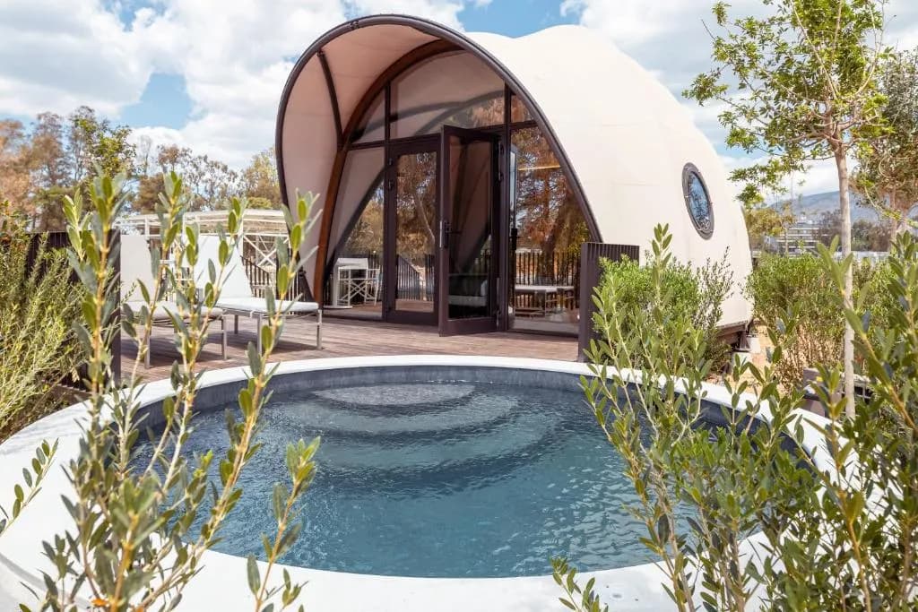 Piscina principal do 91 Athens Riviera Resort em Voula