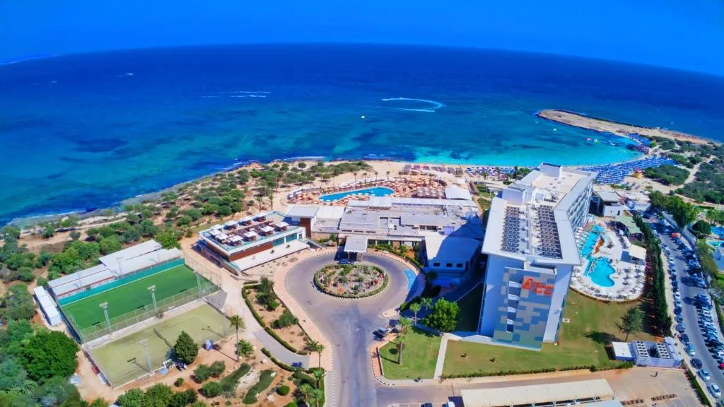 Asterias Beach Hotel vue aérienne avec plage et piscines, Ayia Napa