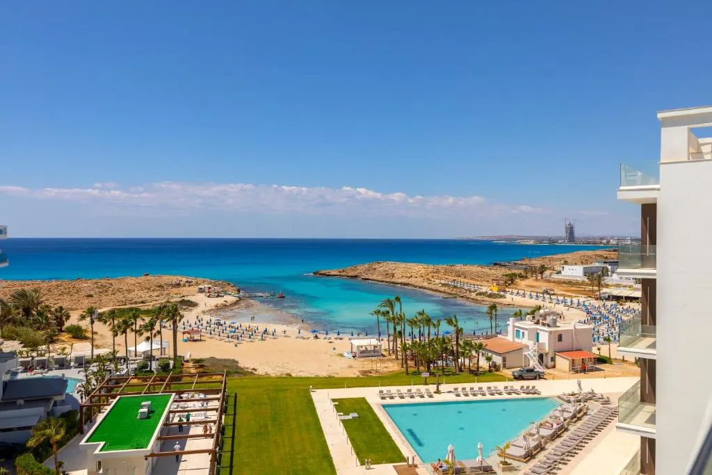 Chrysomare Beach Hotel & Resort vue aérienne avec plage et piscines, Ayia Napa