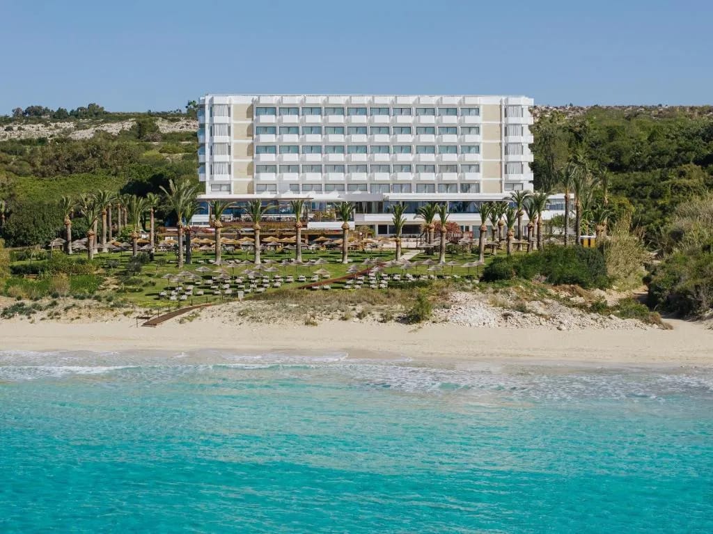 Façade et jardin de l'Alion Beach Hotel à Ayia Napa