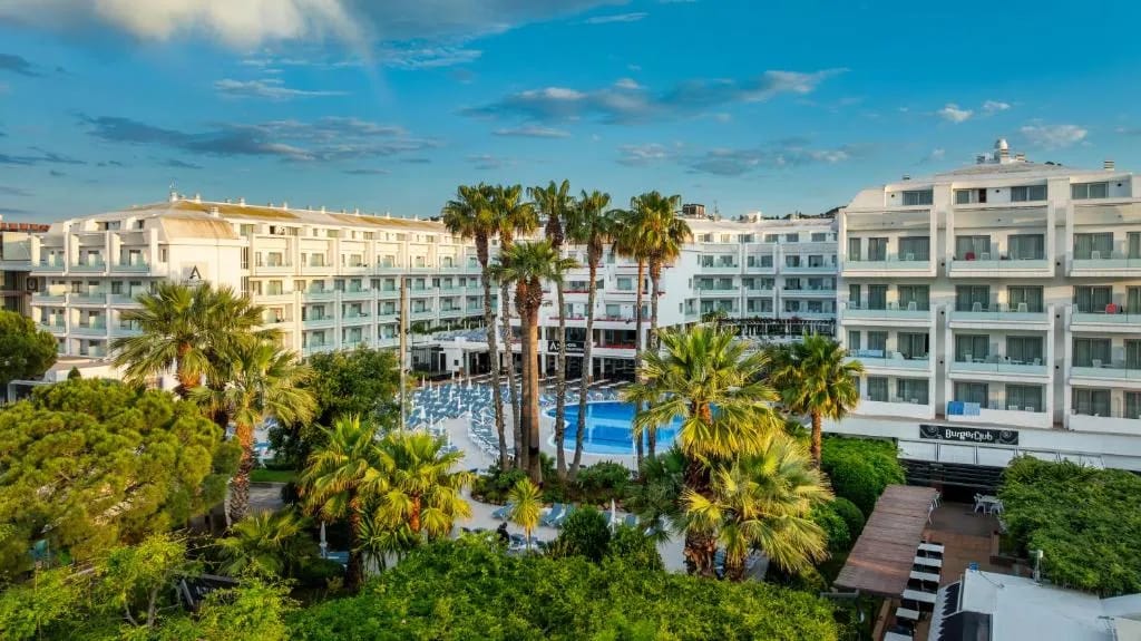 Fachada y piscina del AQUA Hotel Aquamarina en Santa Susanna
