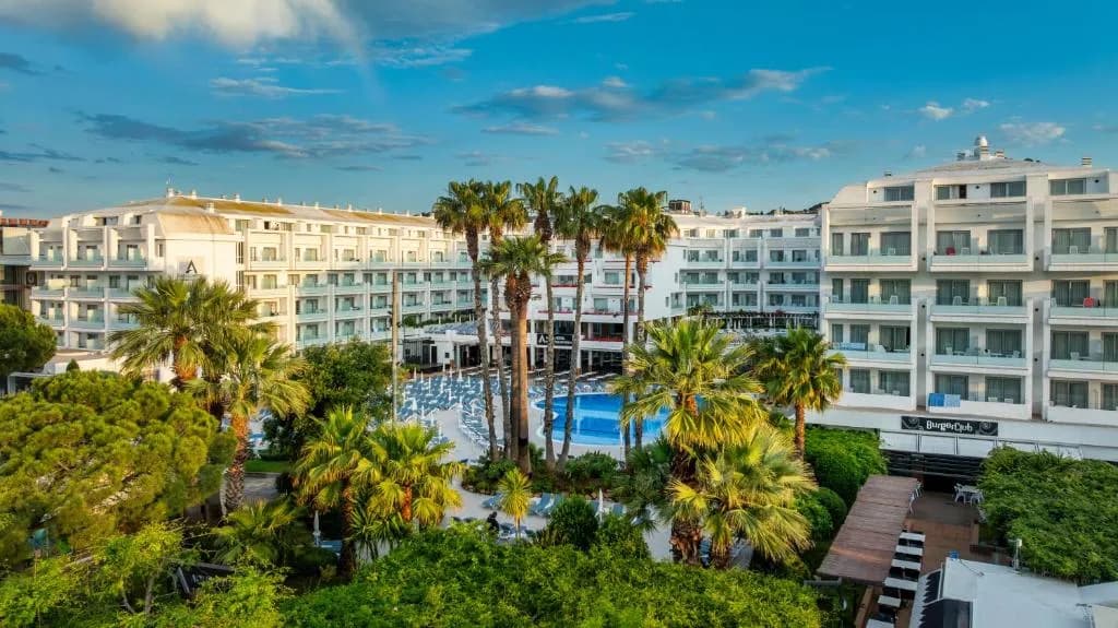 Façade et piscine de l'AQUA Hotel Aquamarina à Santa Susanna