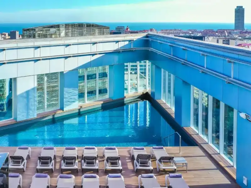 Fachada del hotel Novotel Barcelona City en la Avinguda Diagonal