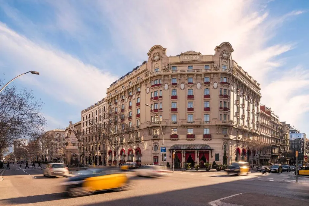 Fachada do grande Hotel El Palace Barcelona na Gran Via