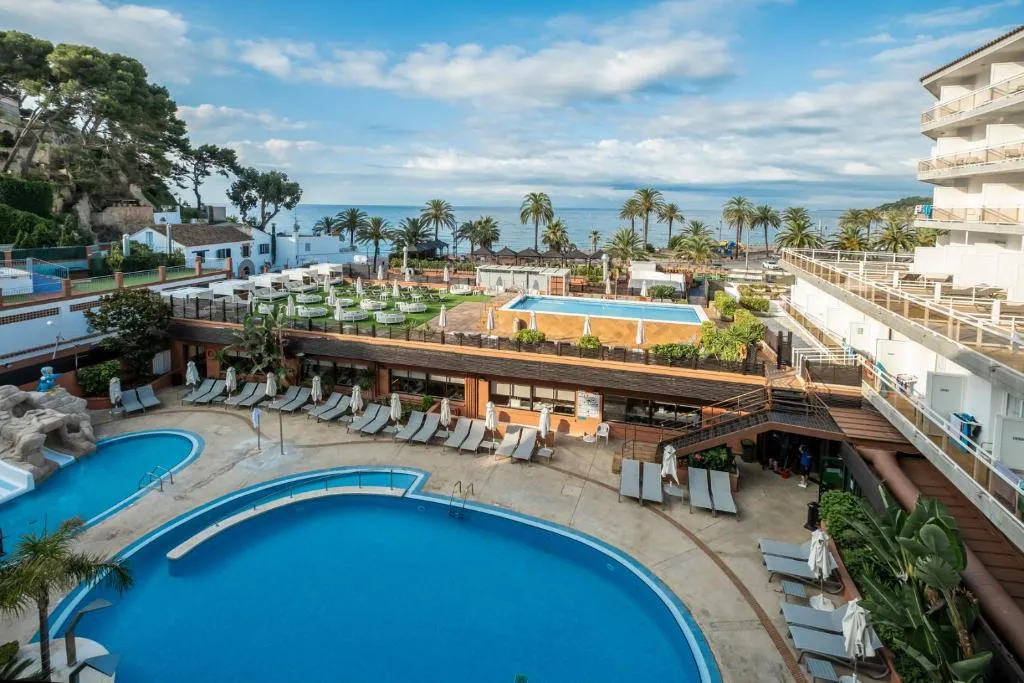 Zona de piscina del hotel Rosamar & Spa en Lloret de Mar