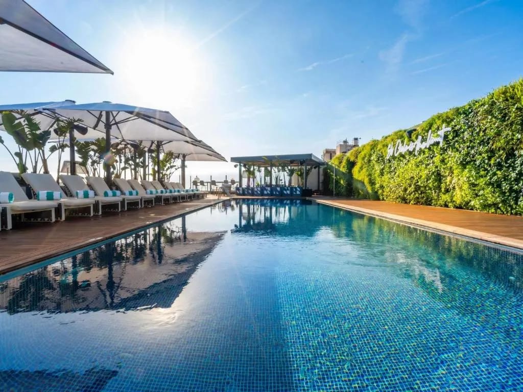 Fachada do hotel Sofitel Barcelona Skipper com vista para a praia