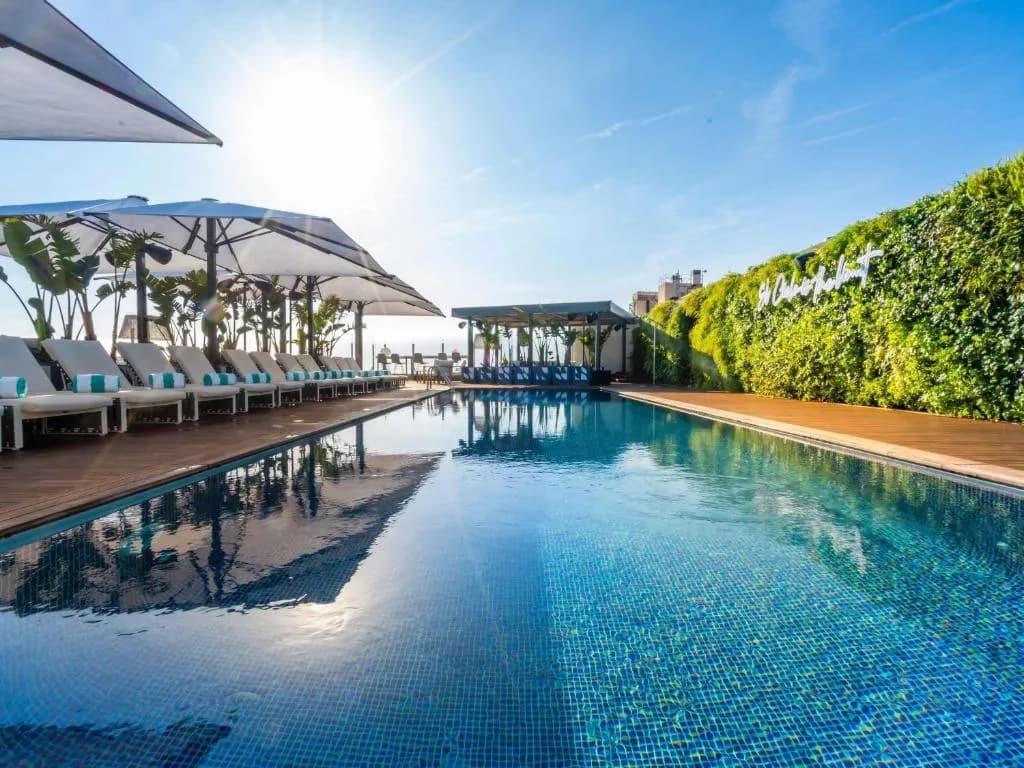 Fachada do hotel Sofitel Barcelona Skipper com vista para a praia