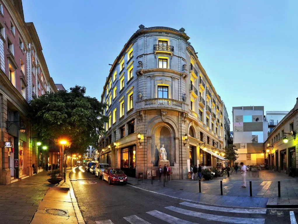 Fachada del Hotel 1898 en La Rambla de Barcelona