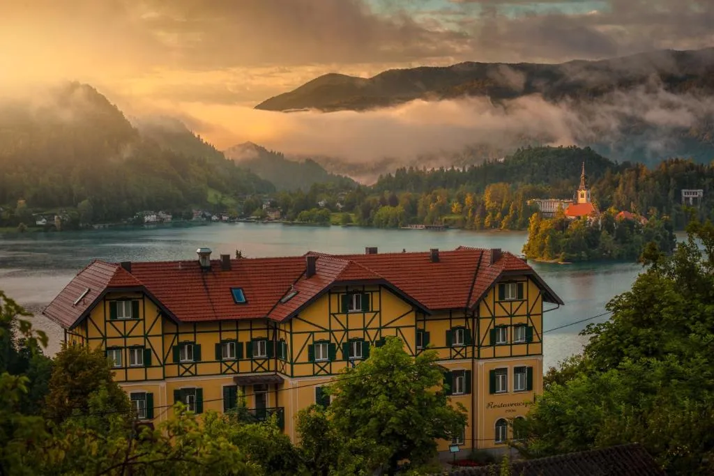 Hotel Triglav - Hotel de 4 estrellas en Lake-front, west shore, Bled - photo 1