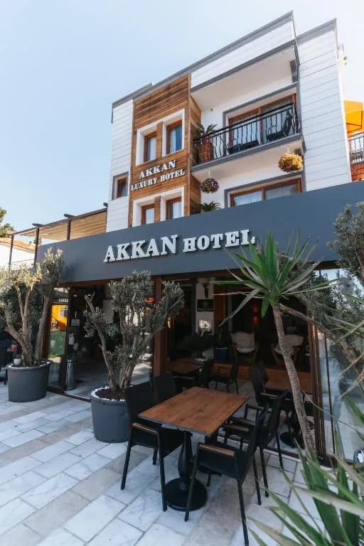 Façade et jardin de l'Akkan Hotel à Bodrum