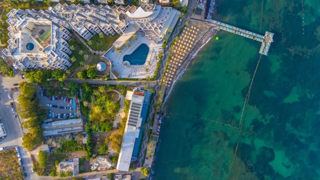 Vue aérienne du Arin Resort Bodrum avec piscine et plage