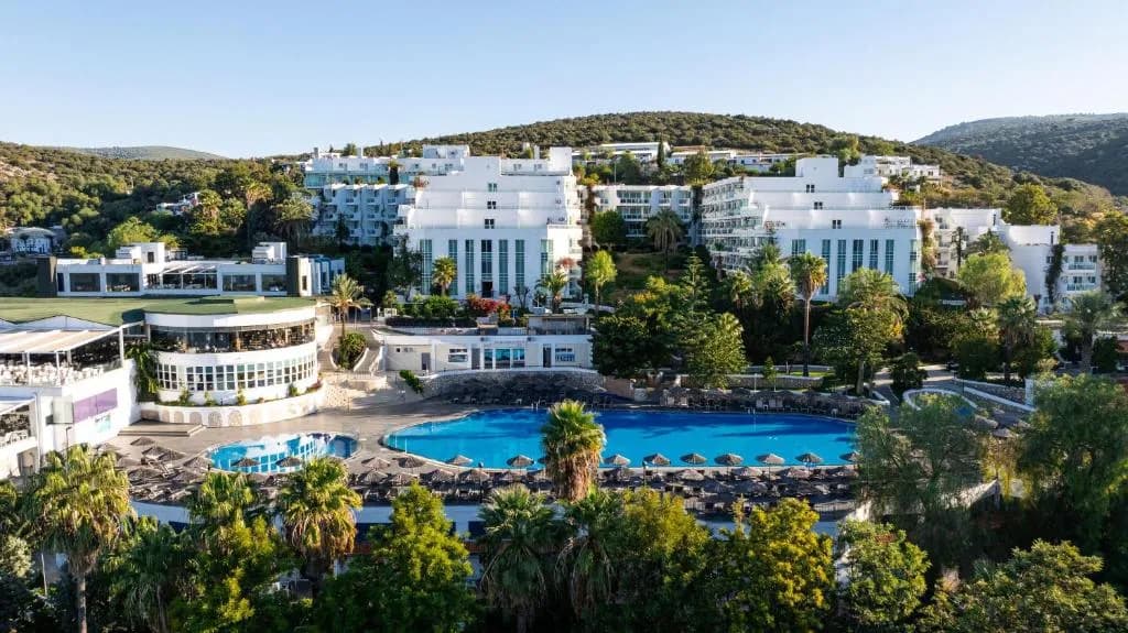 Vista aérea del Bodrum Holiday Resort & Spa con piscina y playa